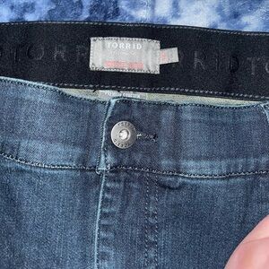 Torrid bombshell skinny jeans. 26R.